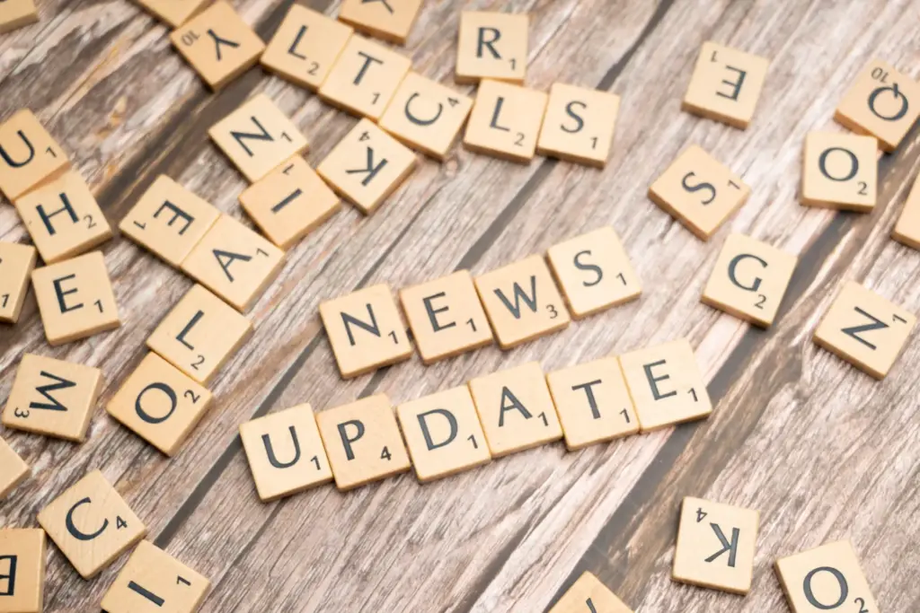 Scrabble-Steine, die die Wörter News Update bilden.