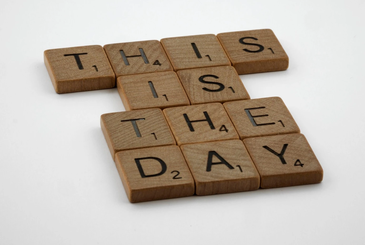 Holzklötze, die zusammengelegt die Phrase „This is the day“ ergeben.